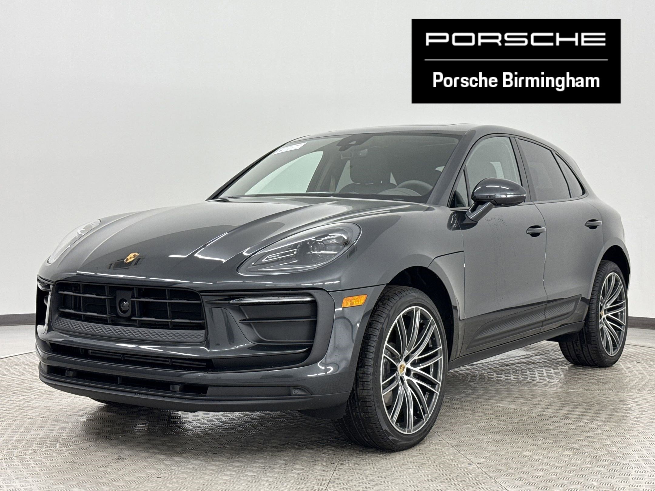 Used 2025 Porsche Macan image 1