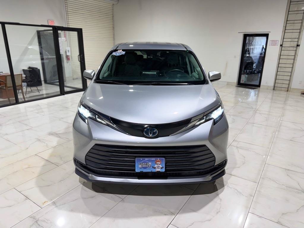 Used 2023 Toyota Sienna LE FWD image 2