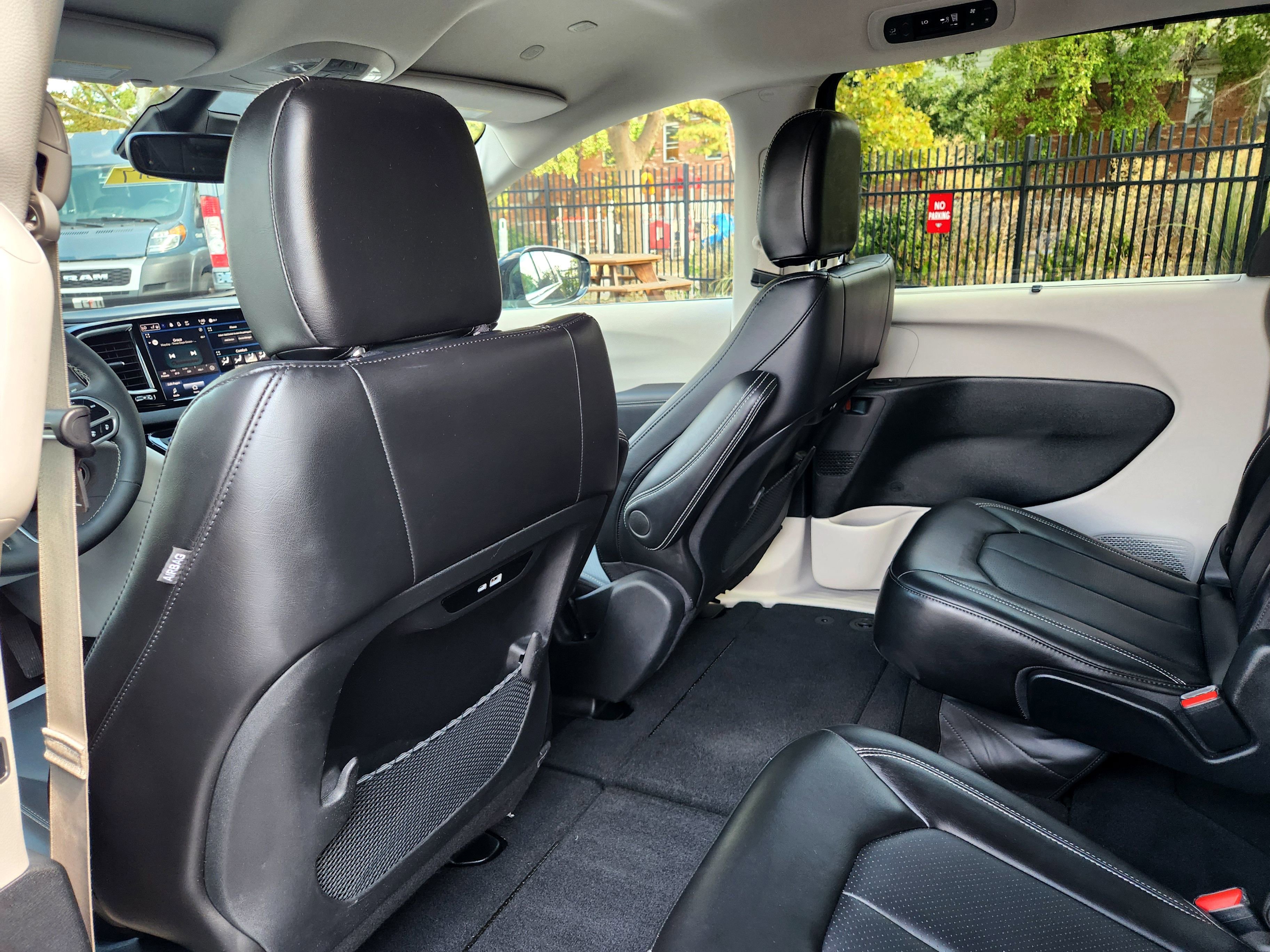 Used 2024 Chrysler Pacifica Touring-L image 18