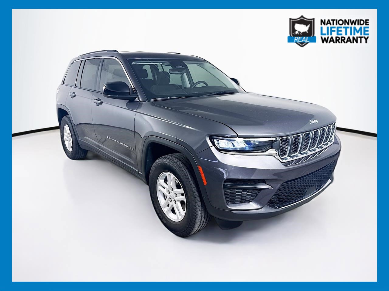 Used 2023 Jeep Grand Cherokee Laredo image 1