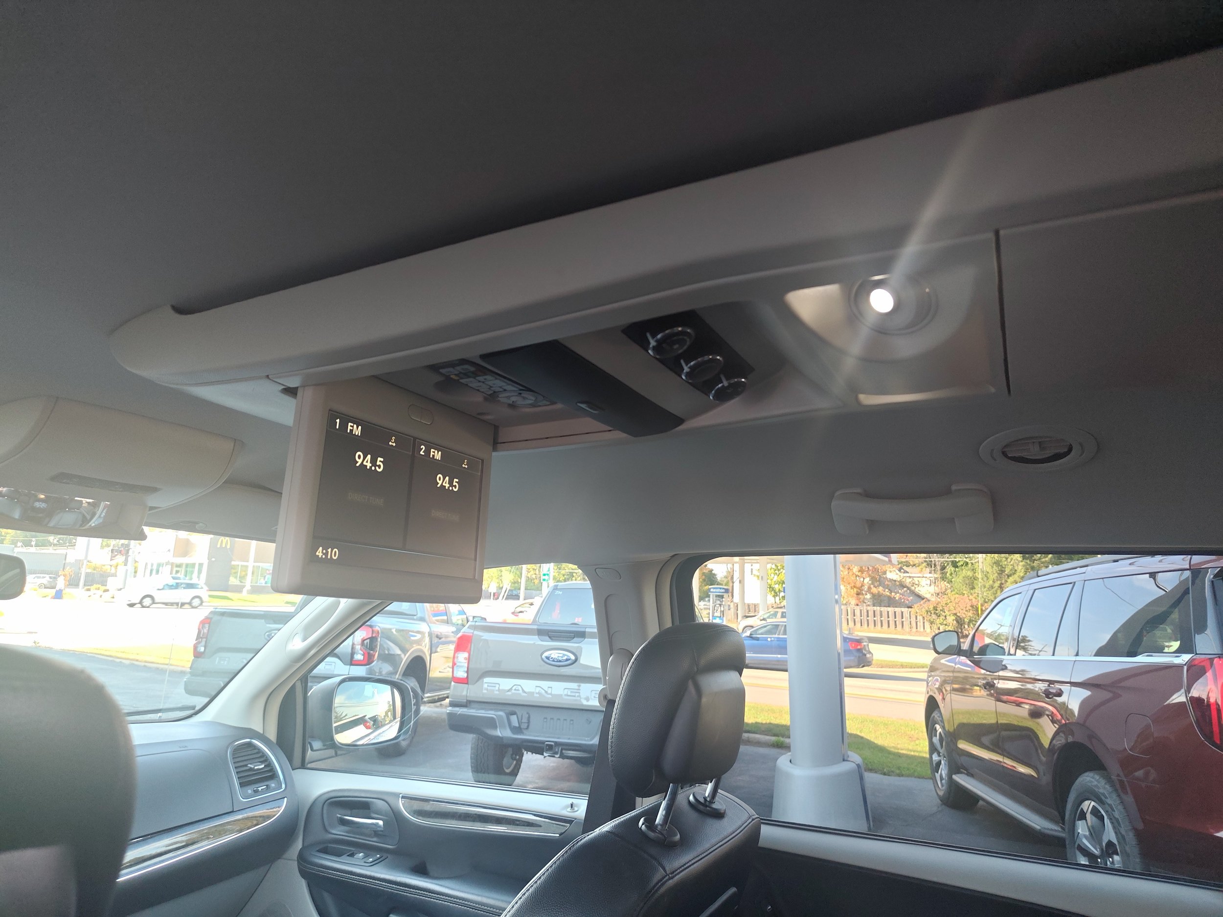 Used 2014 Chrysler Town & Country Touring FWD image 20