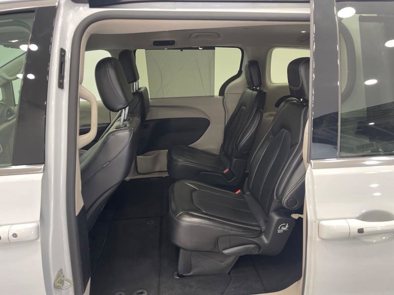 Used 2023 Chrysler Pacifica Touring-L image 38