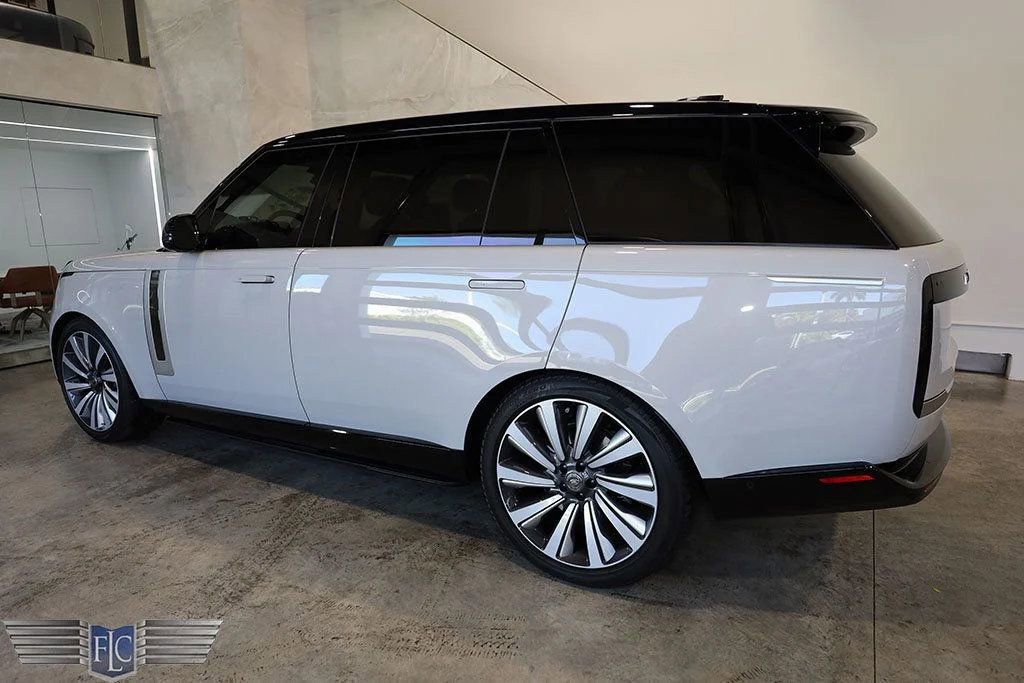 Used 2023 Land Rover Range Rover SV image 4