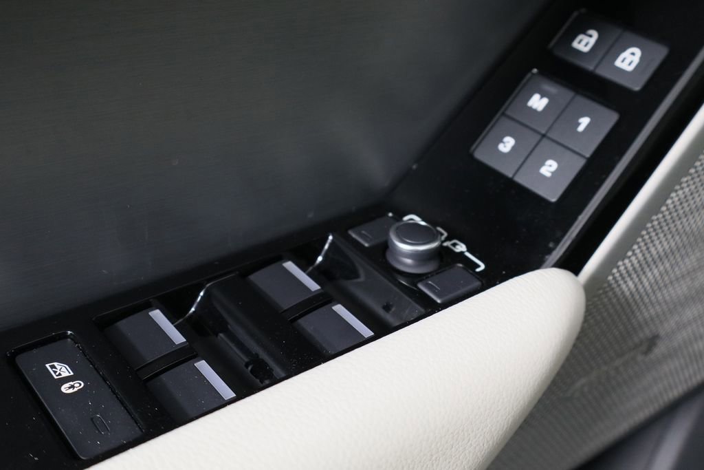 Used 2021 Land Rover Range Rover Velar R-Dynamic S image 21