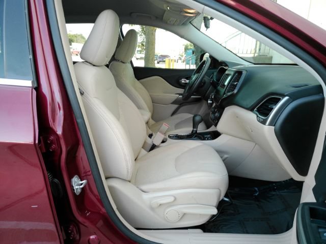 Used 2019 Jeep Cherokee Latitude w/ Popular Appearance Group FWD image 17