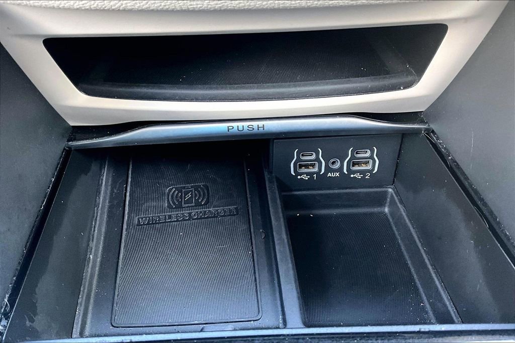 Used 2023 Chrysler Pacifica Limited image 16