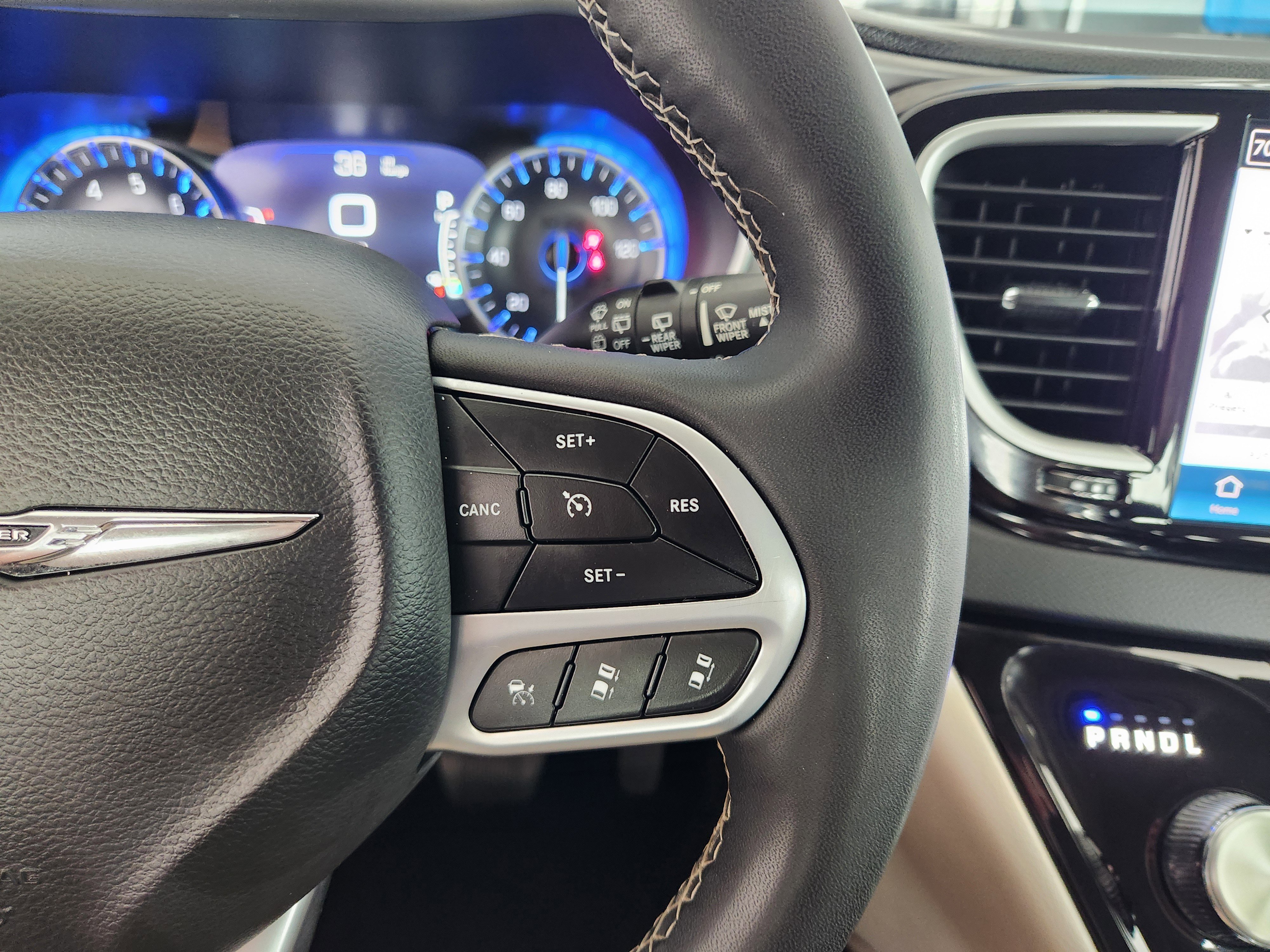 Used 2023 Chrysler Pacifica Touring-L FWD image 31