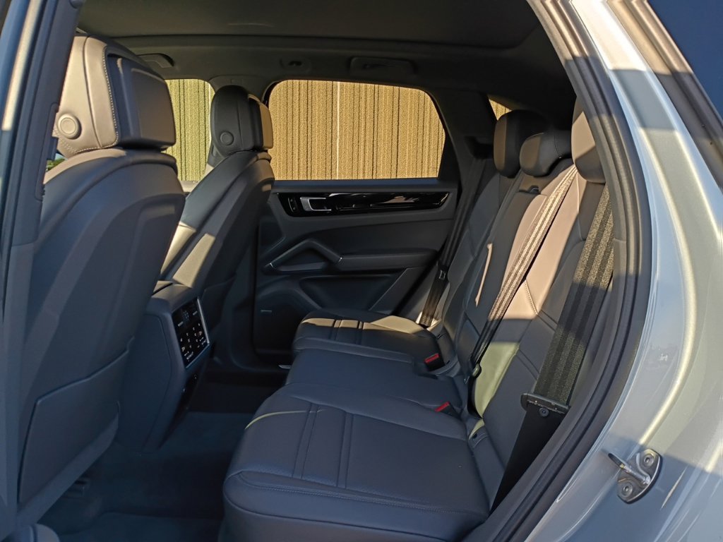 Certified 2020 Porsche Cayenne S AWD/4WD image 15