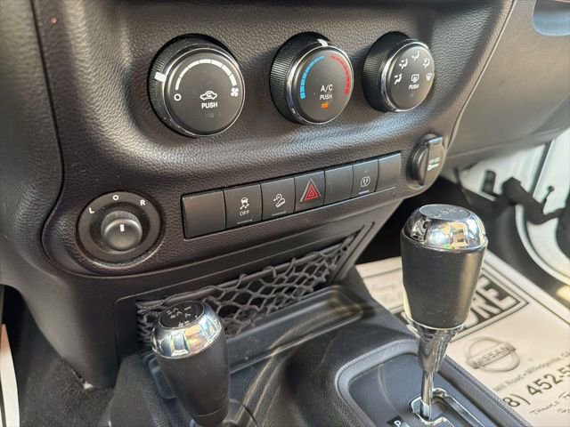Used 2015 Jeep Wrangler Unlimited Sahara w/ Connectivity Group image 22