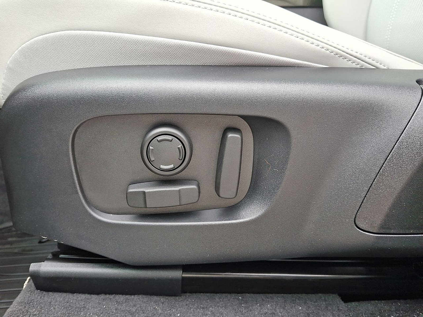 Certified 2026 Land Rover Range Rover Velar Dynamic SE image 18