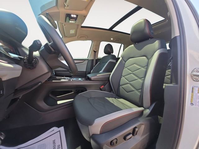 Used 2024 Volkswagen Atlas Peak Edition SE AWD/4WD image 9