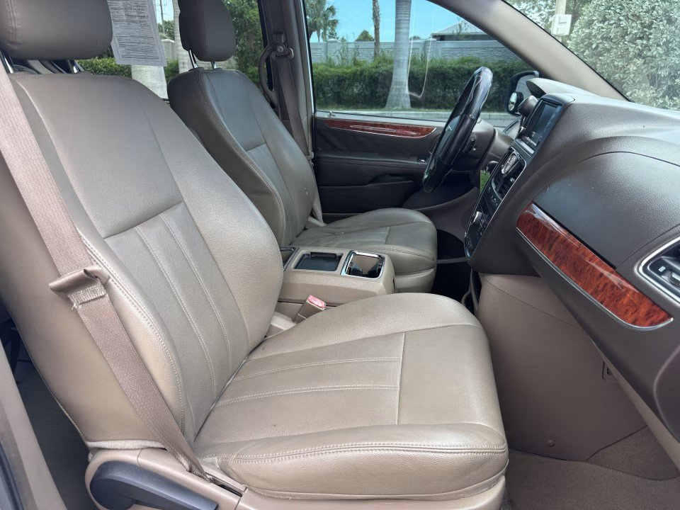 Used 2016 Chrysler Town & Country Touring FWD image 17