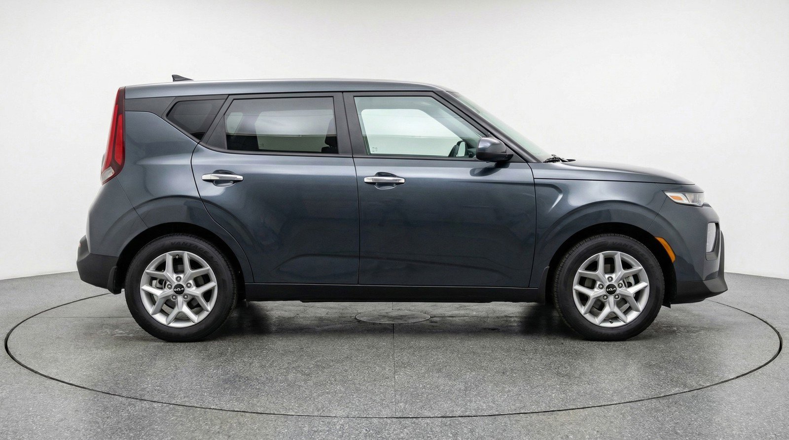 Used 2025 Kia Soul LX w/ LX Technology Package FWD image 11
