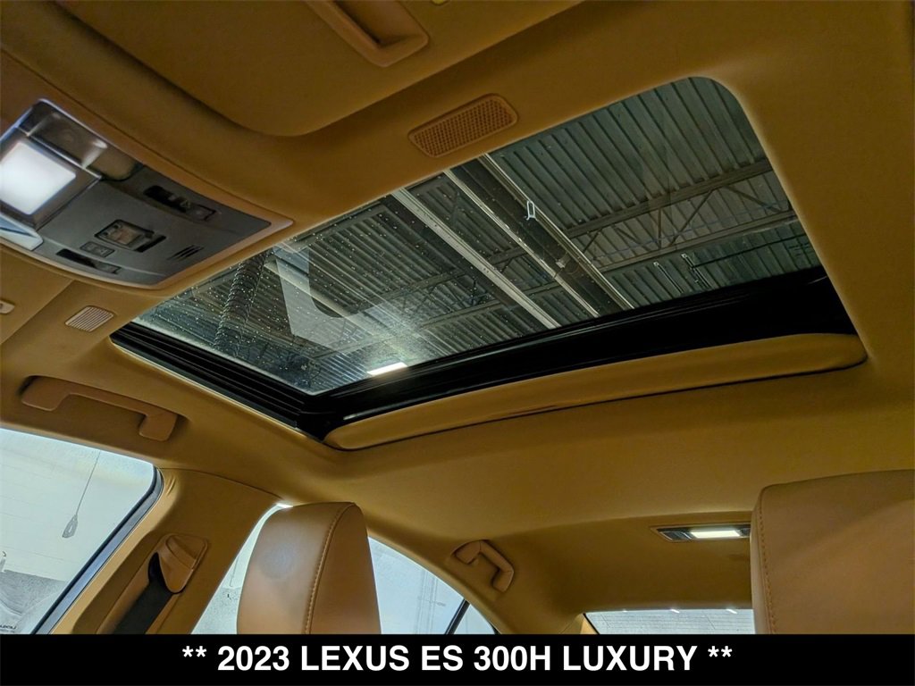 Used 2023 Lexus ES 300h w/ Accessory Package (Z2) image 2