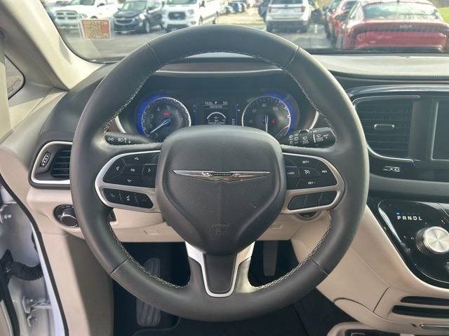 Used 2023 Chrysler Voyager LX image 15
