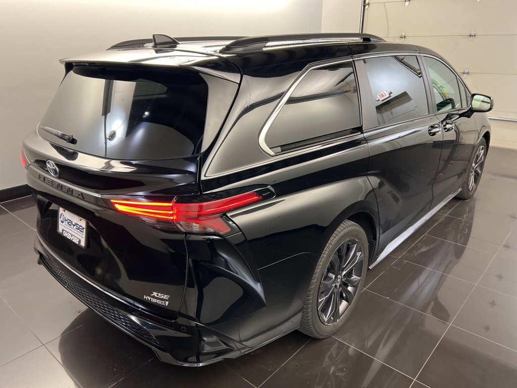 Used 2022 Toyota Sienna XSE image 6