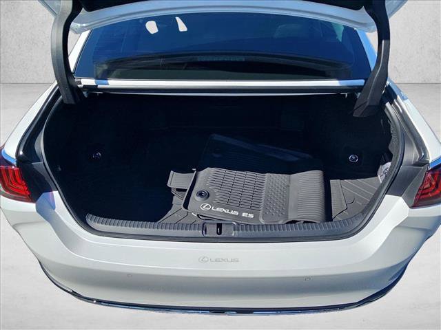 Used 2024 Lexus ES 300h w/ Luxury Package FWD image 6