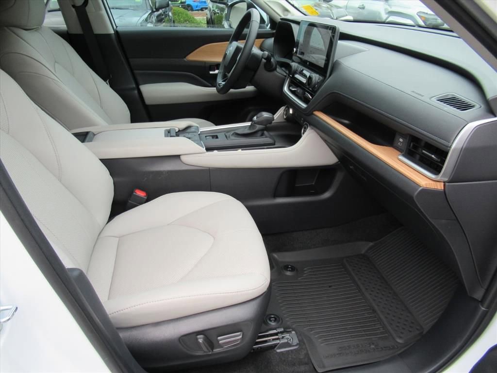 Used 2025 Toyota Grand Highlander Limited image 10