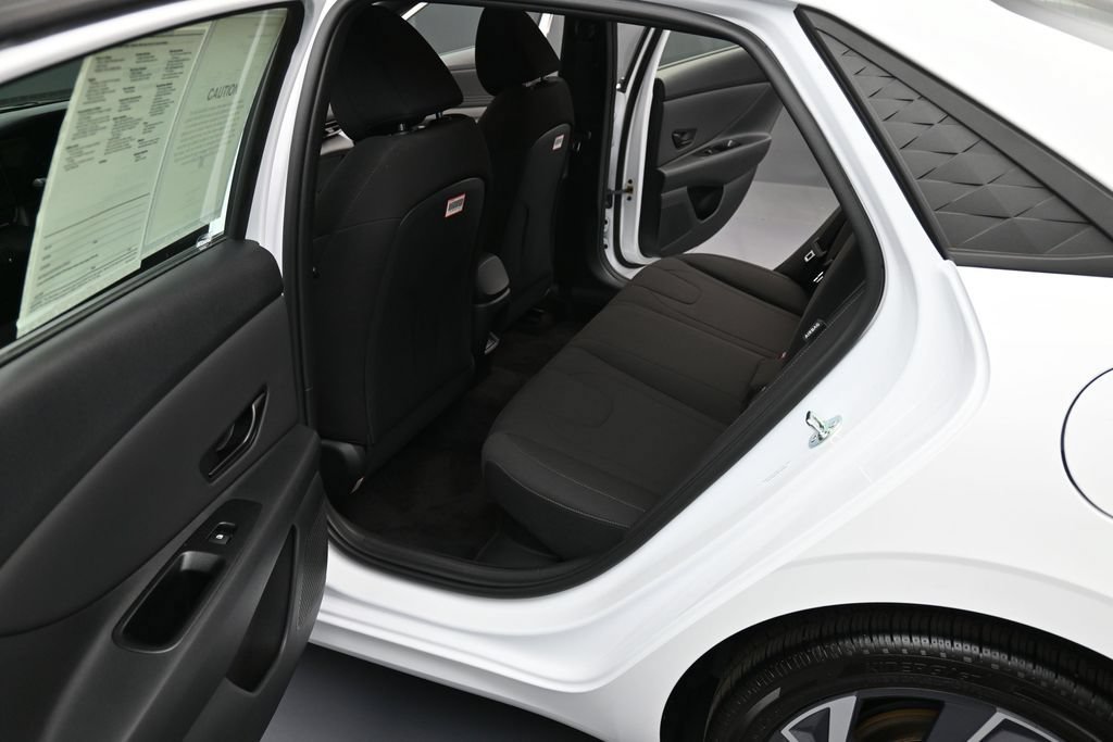 Certified 2025 Hyundai Elantra SEL FWD image 11