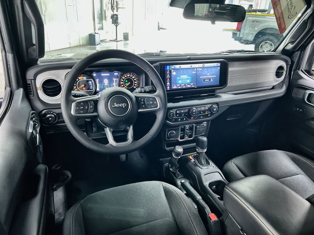 Used 2025 Jeep Wrangler Unlimited Sahara AWD/4WD image 18
