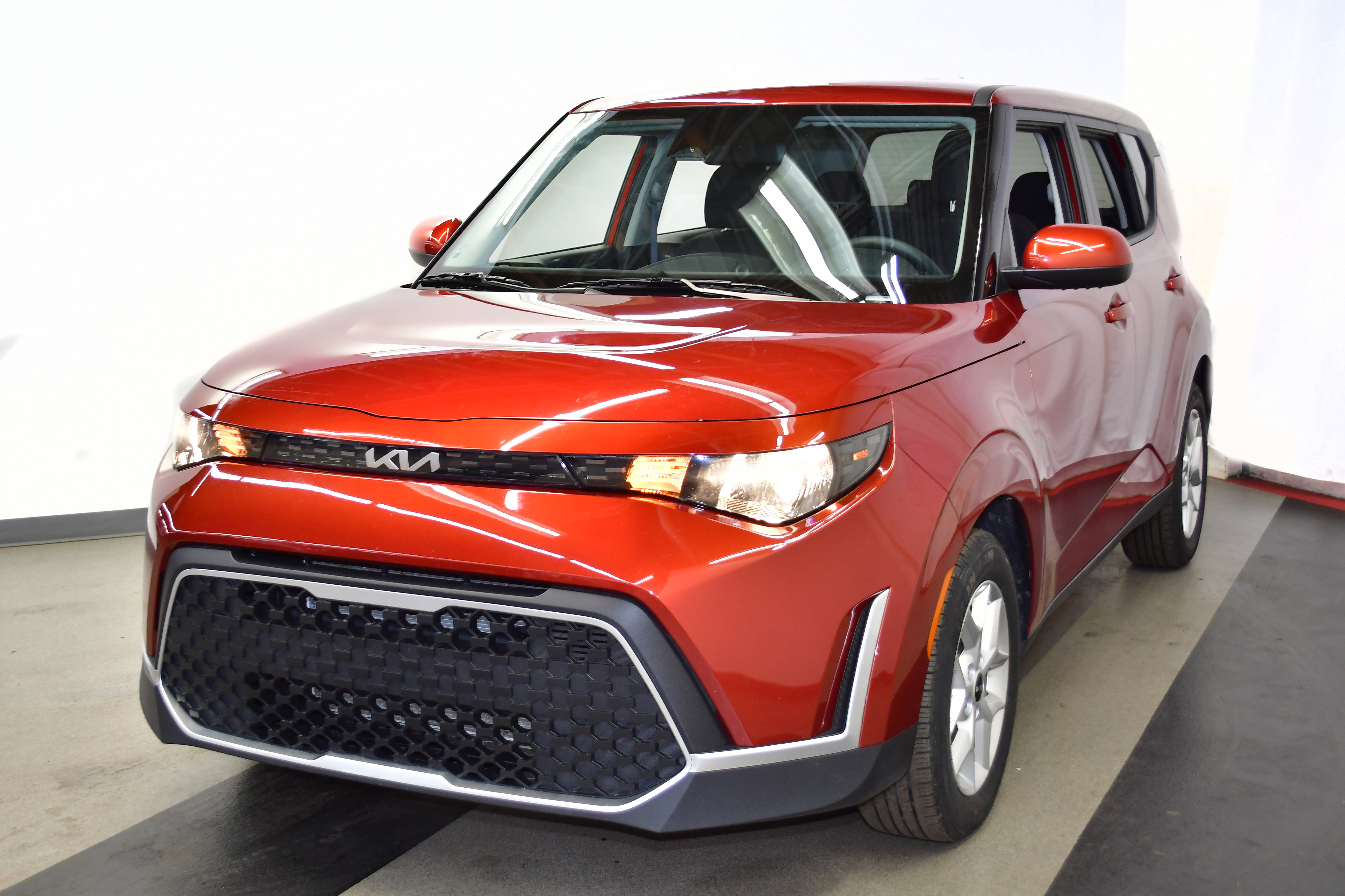 Used 2025 Kia Soul LX w/ LX Technology Package FWD image 4
