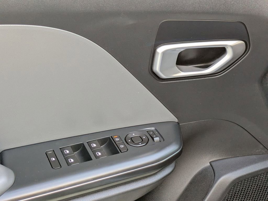 Used 2025 Kia K4 LXS image 11