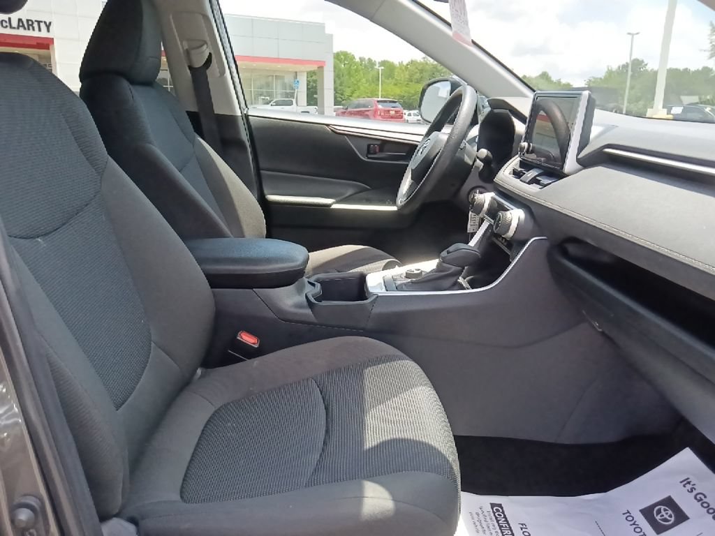 Used 2025 Toyota RAV4 LE AWD/4WD image 31