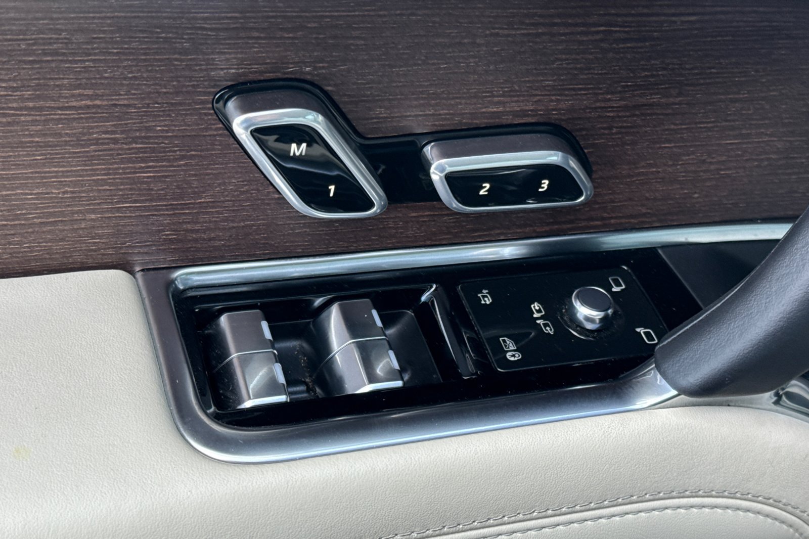 Certified 2025 Land Rover Range Rover SE AWD/4WD image 11
