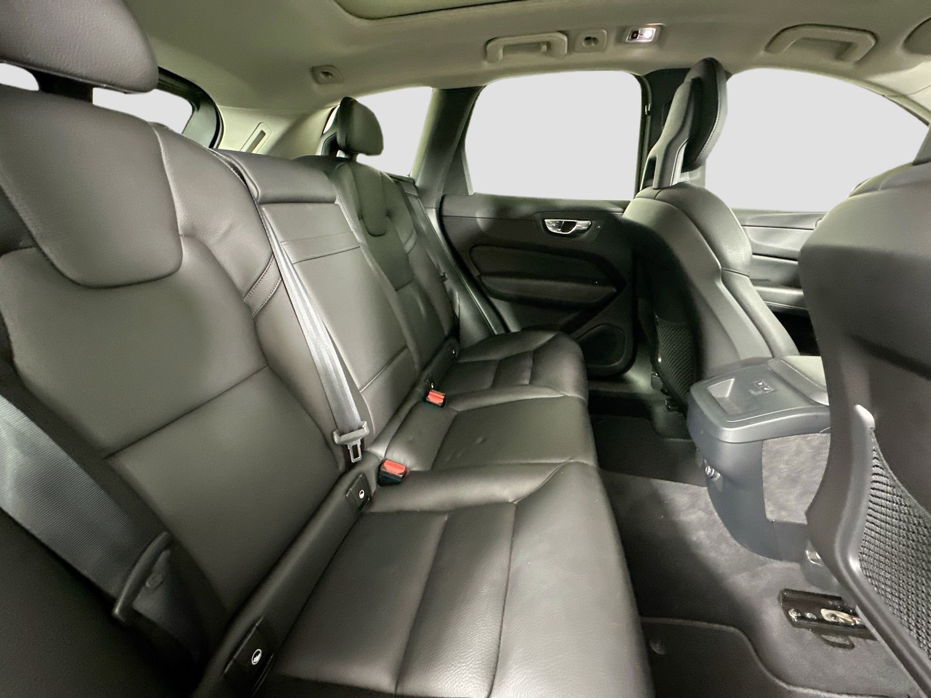 Certified 2018 Volvo XC60 T5 Momentum w/ Convenience Package image 27