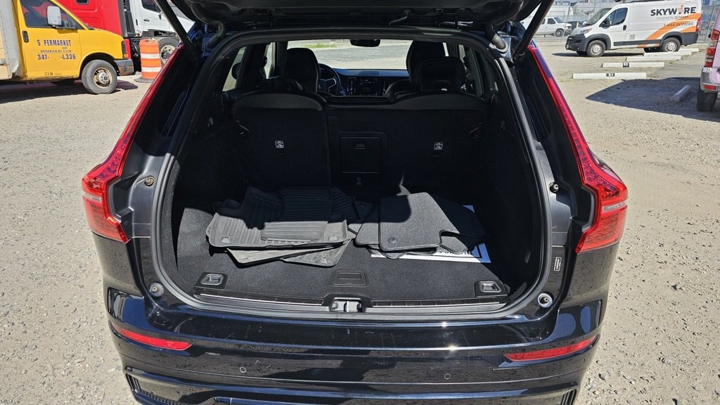 Certified 2022 Volvo XC60 B6 R-Design w/ Climate Package image 7