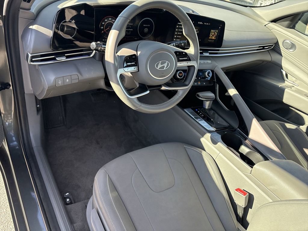 Used 2025 Hyundai Elantra SEL image 13