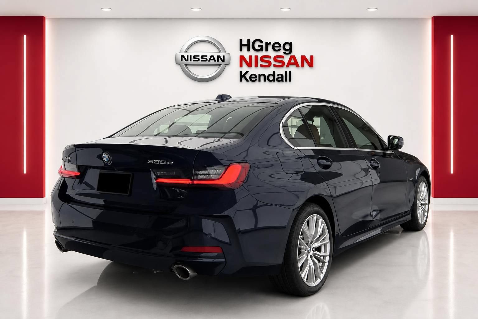Used 2023 BMW 330e xDrive w/ Premium Package AWD/4WD image 4