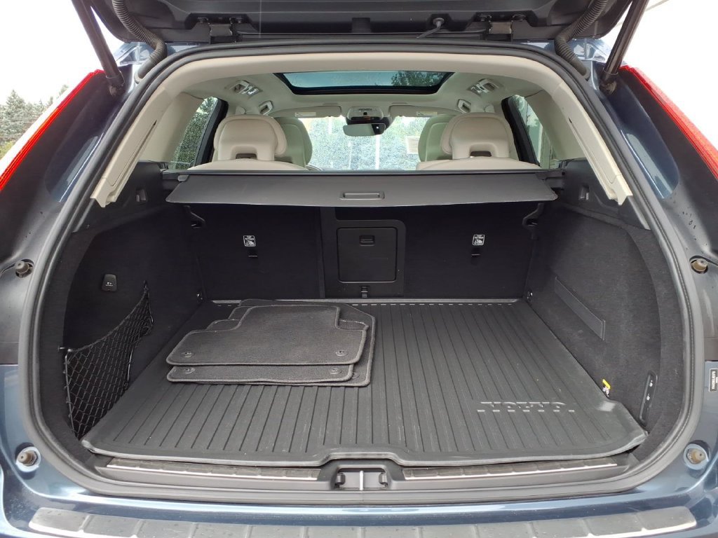 Used 2018 Volvo XC60 T6 Momentum w/ Convenience Package AWD/4WD image 25