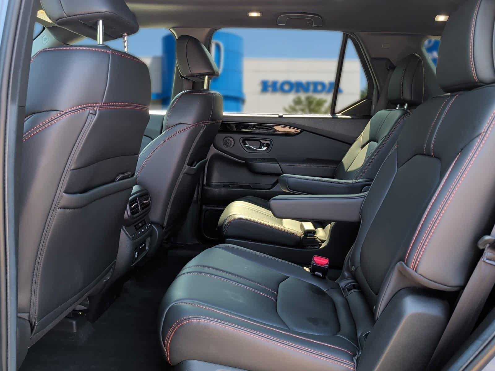 Used 2025 Honda Pilot TrailSport image 27