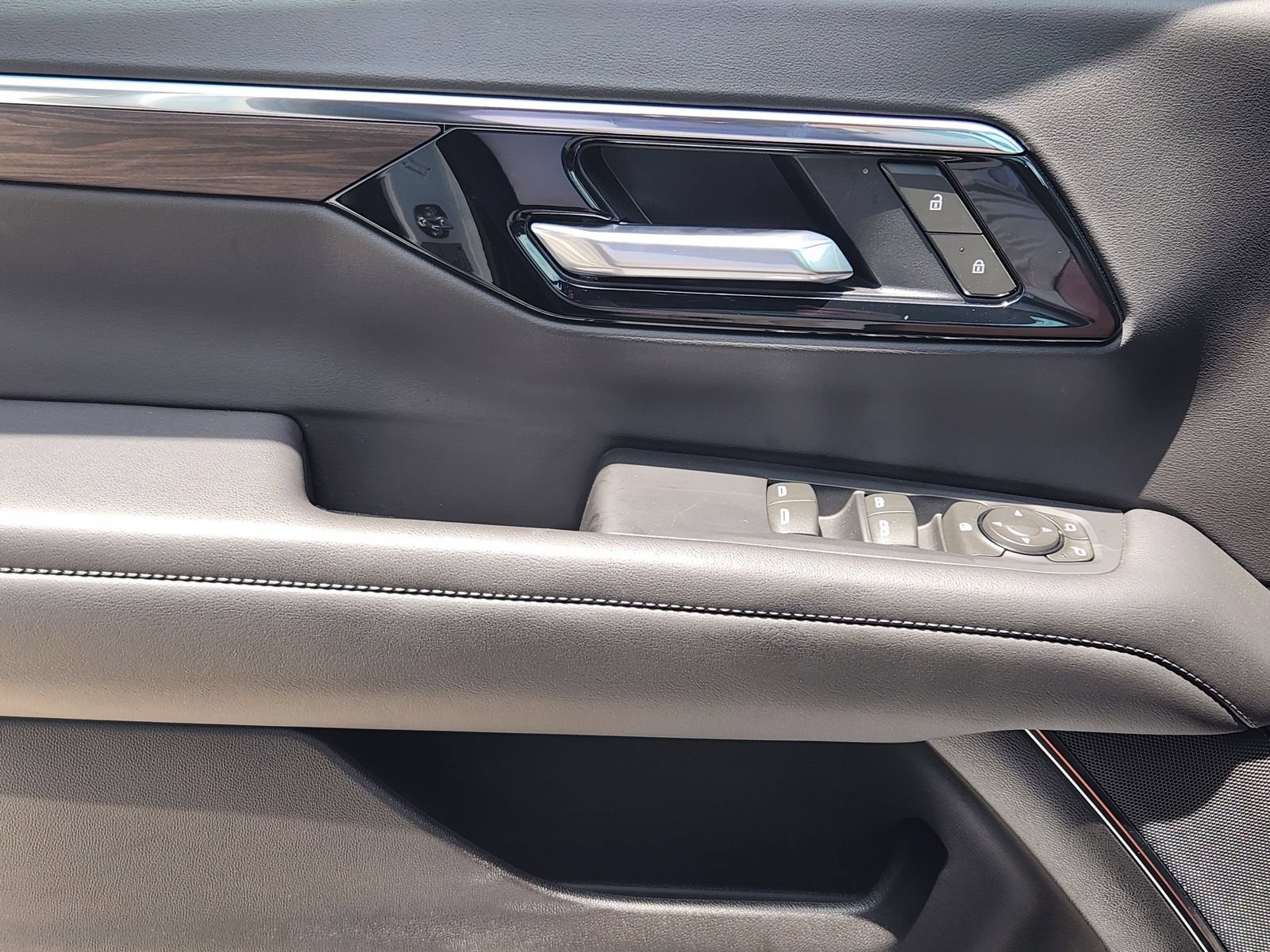 Used 2025 Chevrolet Tahoe LS RWD image 25