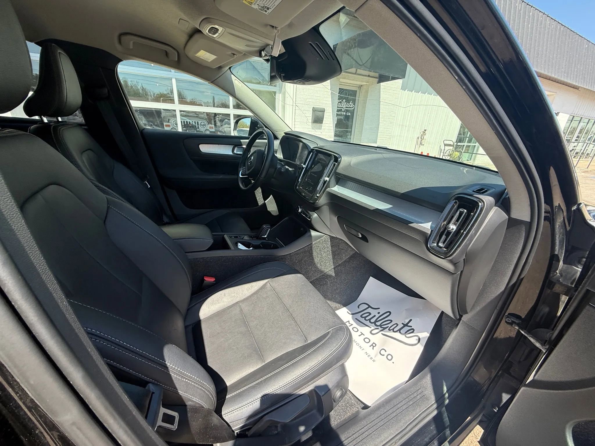 Used 2021 Volvo XC40 T4 Momentum image 9