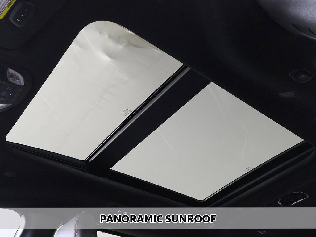 Used 2023 Chrysler Pacifica Limited w/ Uconnect Theater Family Group image 4