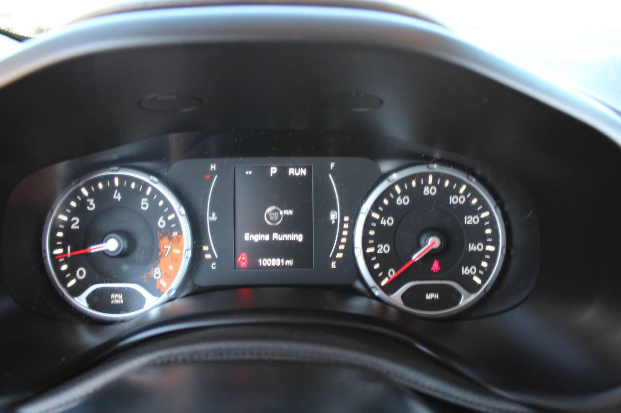 Used 2016 Jeep Renegade Latitude w/ Cold Weather Group FWD image 14