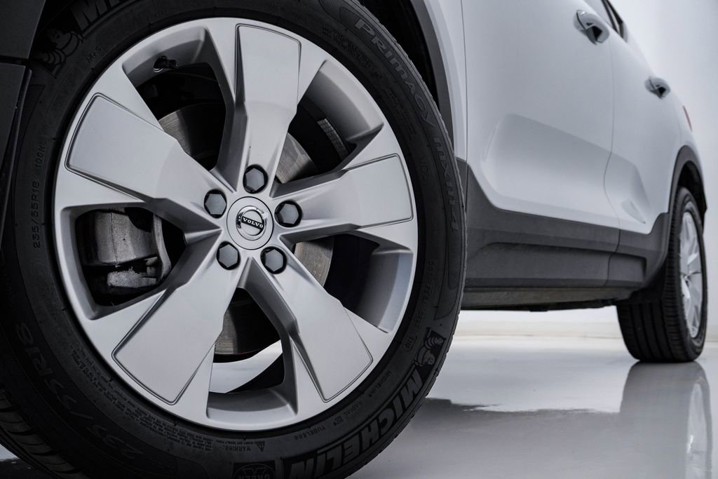 Used 2020 Volvo XC40 T5 Momentum w/ Protection Package Premier image 5