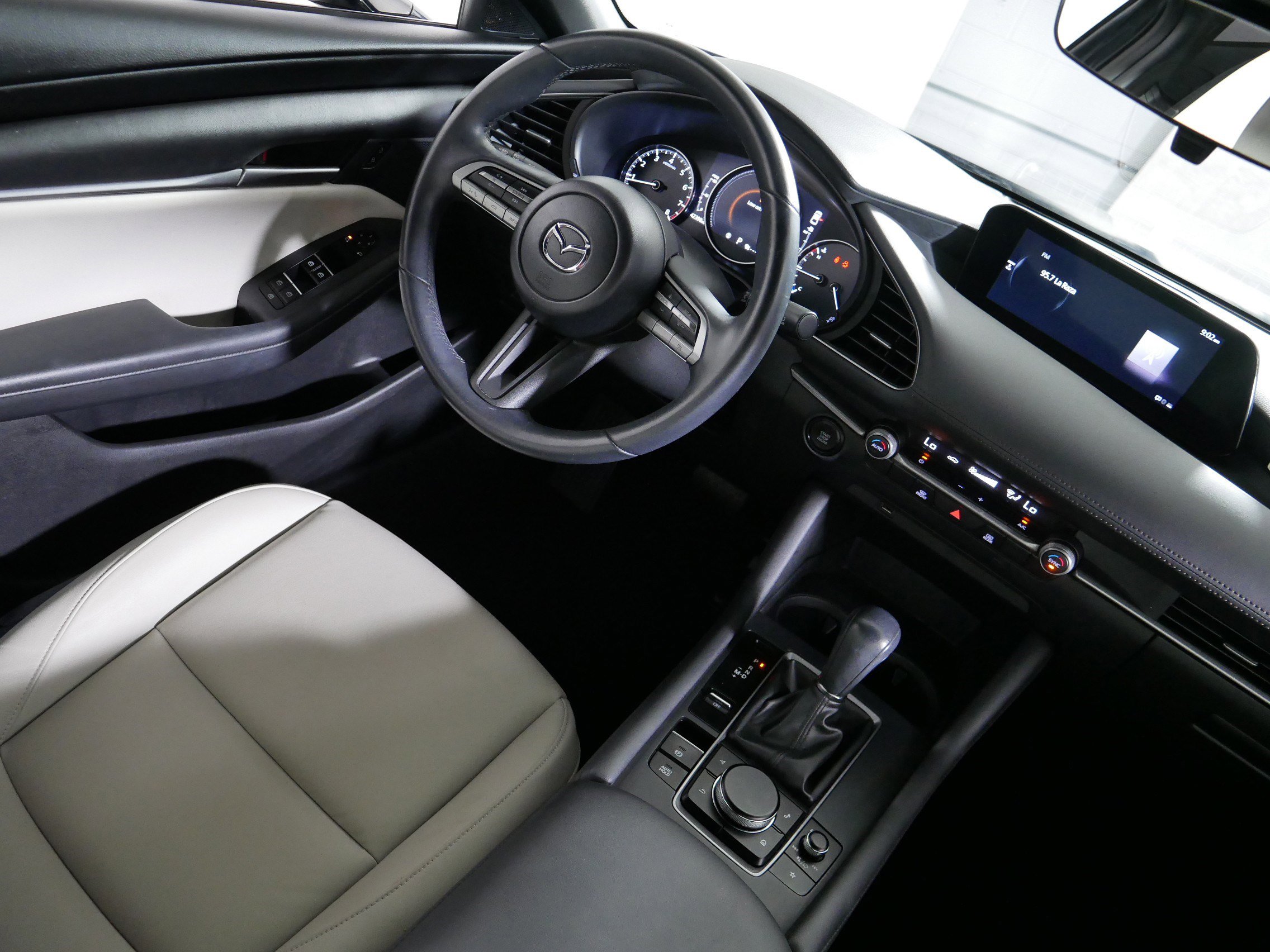 Used 2020 MAZDA MAZDA3 Hatchback FWD image 9