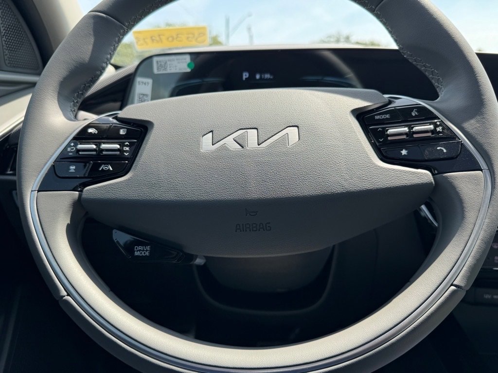 New 2025 Kia Niro EX Touring image 13