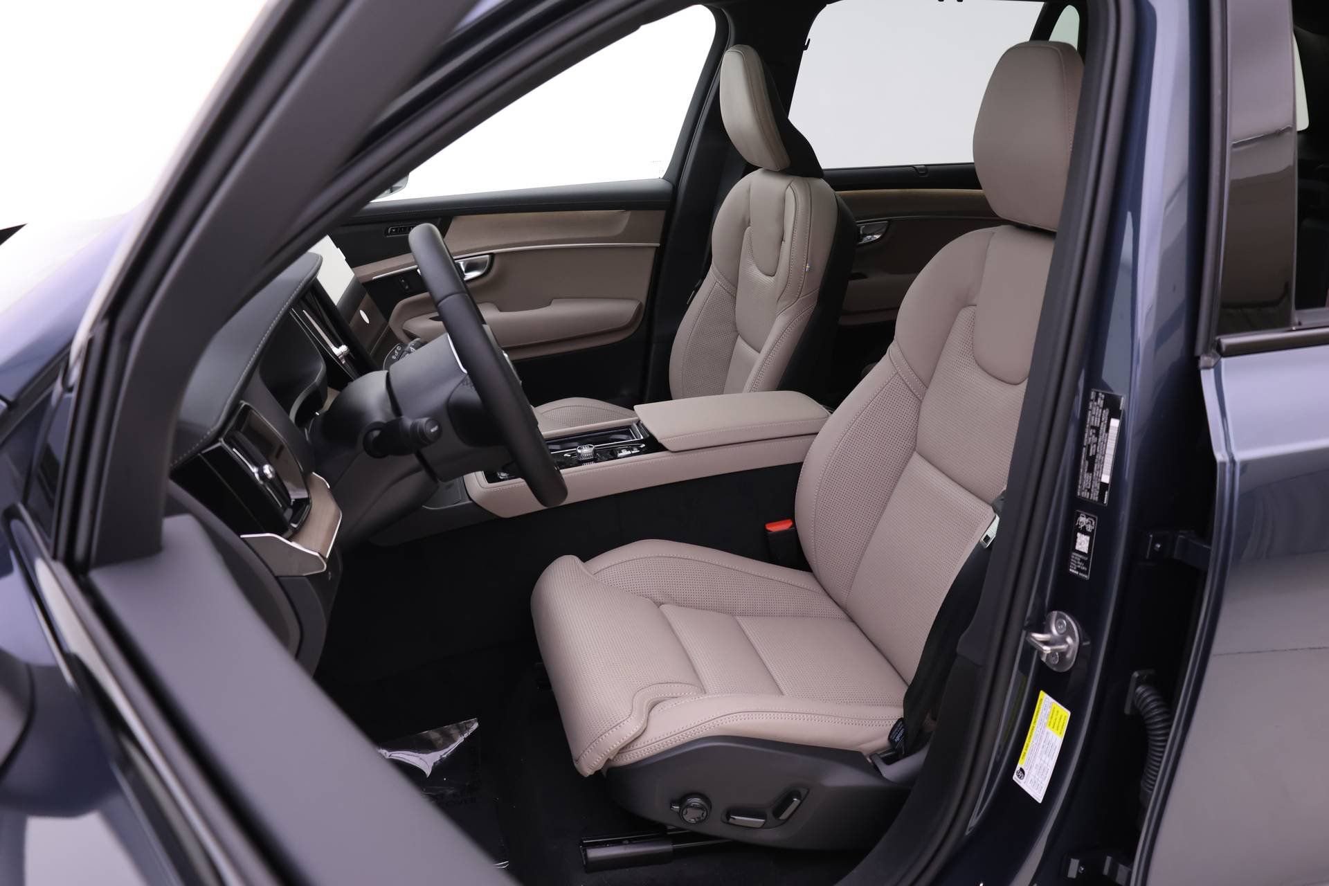 New 2026 Volvo XC90 B6 Ultra w/ Protection Package image 7