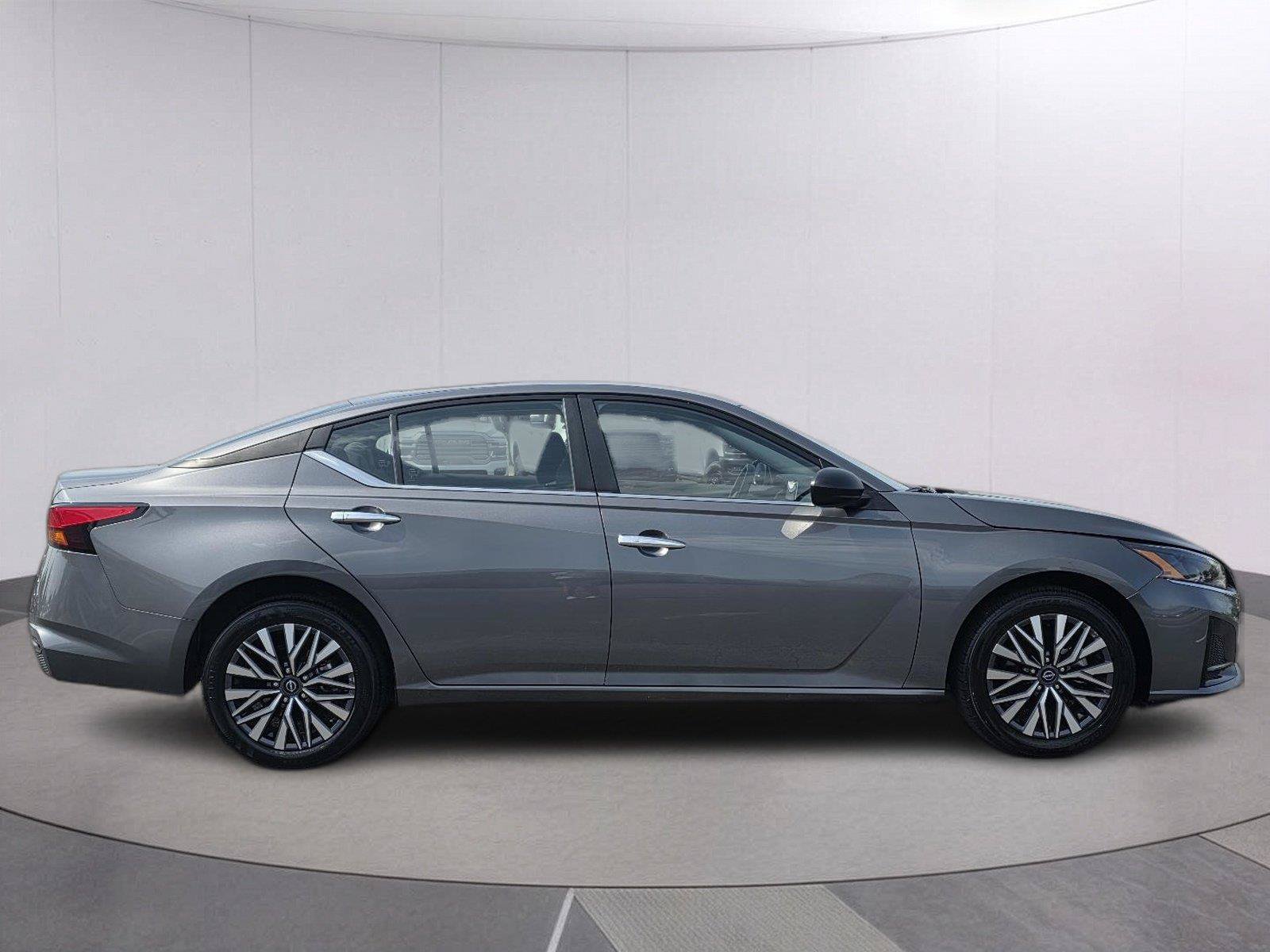 Used 2025 Nissan Altima 2.5 SV AWD/4WD image 4