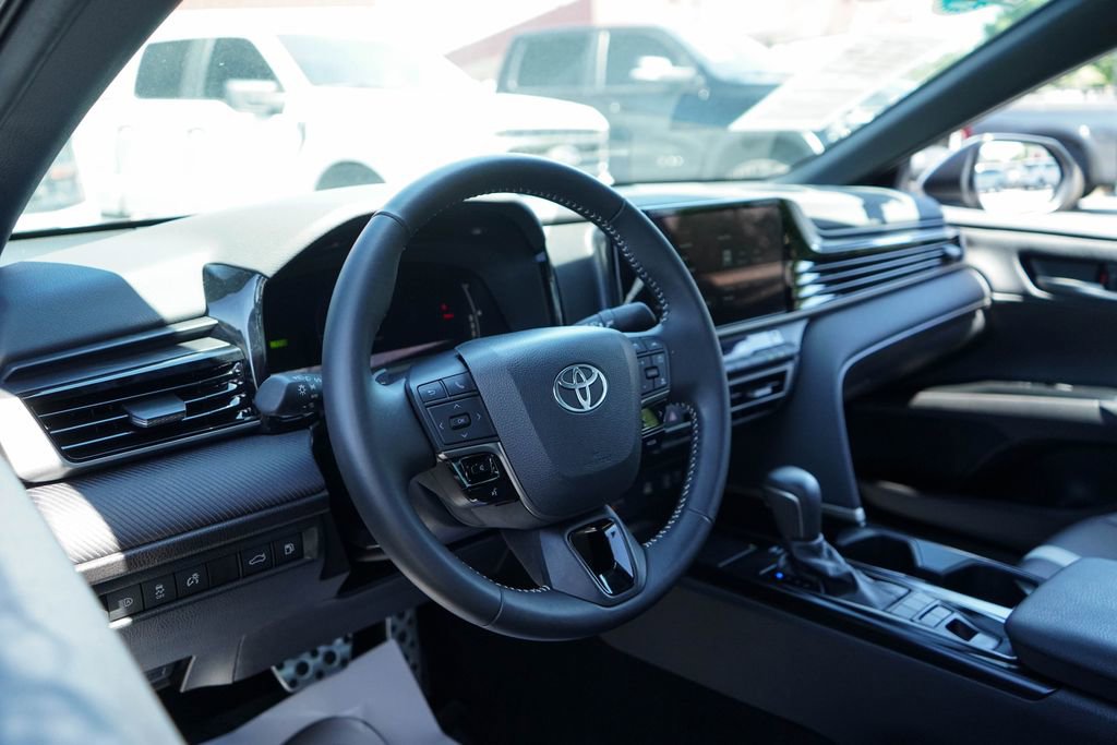 Used 2025 Toyota Camry SE w/ Convenience Package FWD image 5