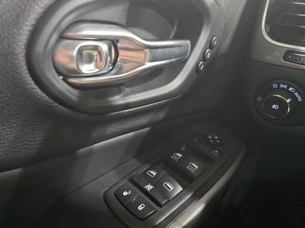 Used 2019 Jeep Cherokee Limited image 23