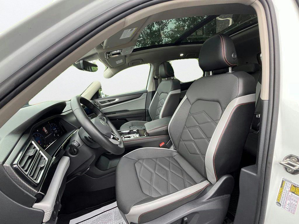 Certified 2024 Volkswagen Atlas Peak Edition SE AWD/4WD image 11