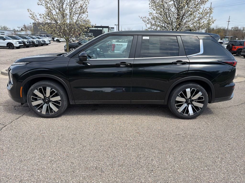 Used 2025 Mitsubishi Outlander SE image 2