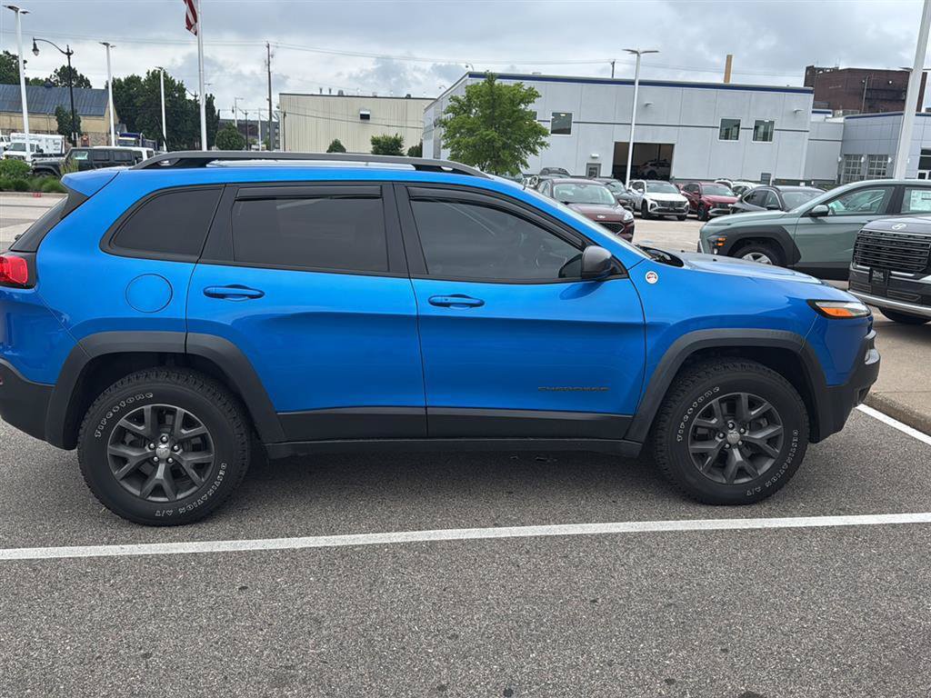 Used 2017 Jeep Cherokee Trailhawk AWD/4WD image 13