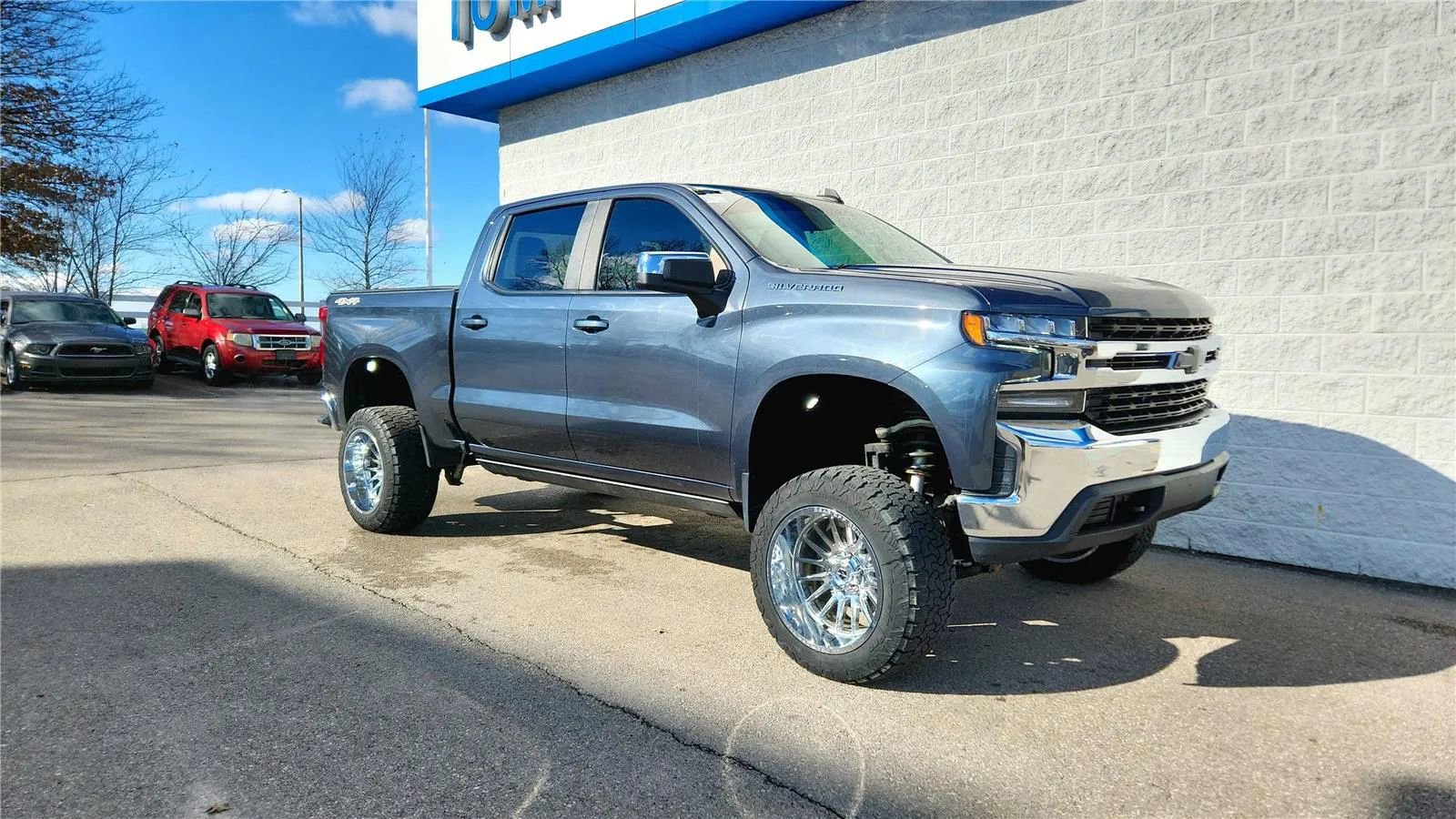 Used 2021 Chevrolet Silverado 1500 LT image 2