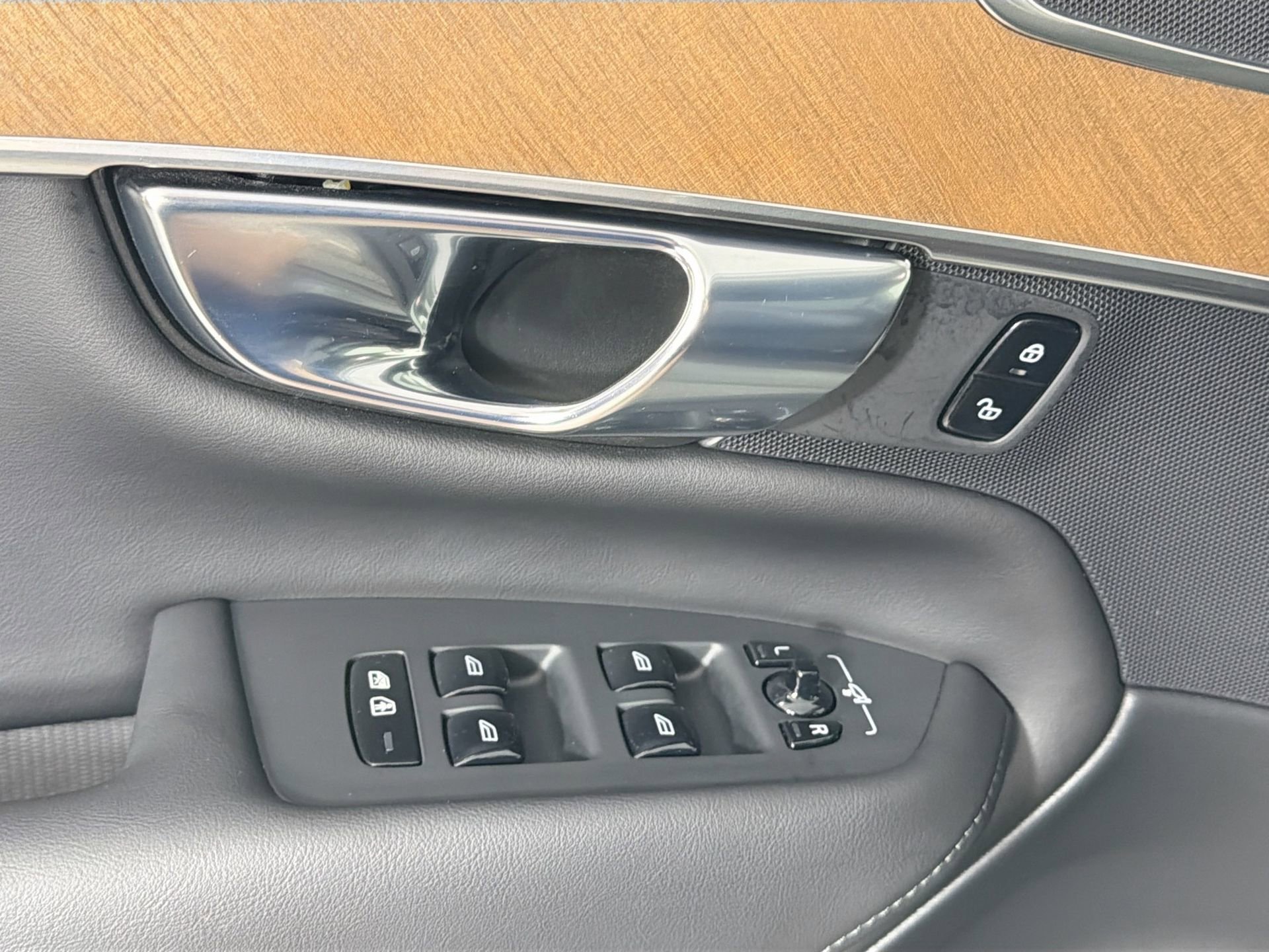 Certified 2024 Volvo XC90 T8 Plus w/ Protection Package Premier AWD/4WD image 18